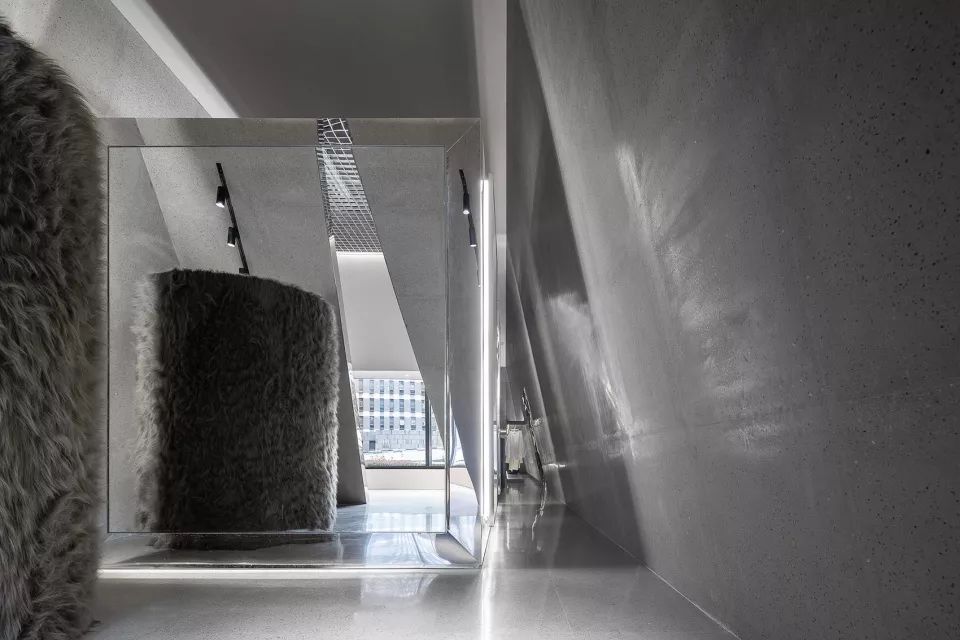 SND买手店,中轴线的布局、教堂式的建筑形制、中心点的“里程碑”-24