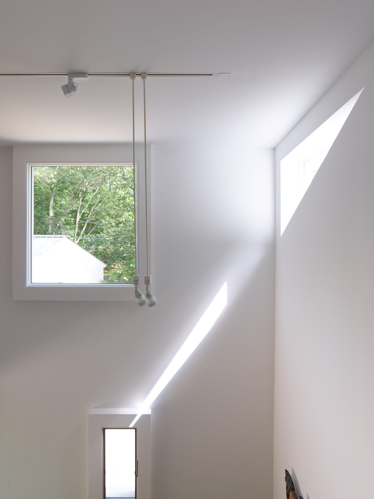 艺术家驻地；艺术家公寓（具体需结合语境选择最合适的，如果用于描述提供给艺术家居住创作的场所，艺术家驻地更合适；如果强调居住的公寓建筑性质，艺术家公寓更合适，一般情况下艺术家驻地更常用） 丨MB Architecture-8