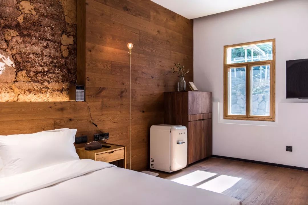 民宿设计，不论是重建或扩建、运用设计的加法或减法、还是采用在地材料，不仅能使荒废破旧的乡下老宅焕然一新，也能重塑一方水土。-54