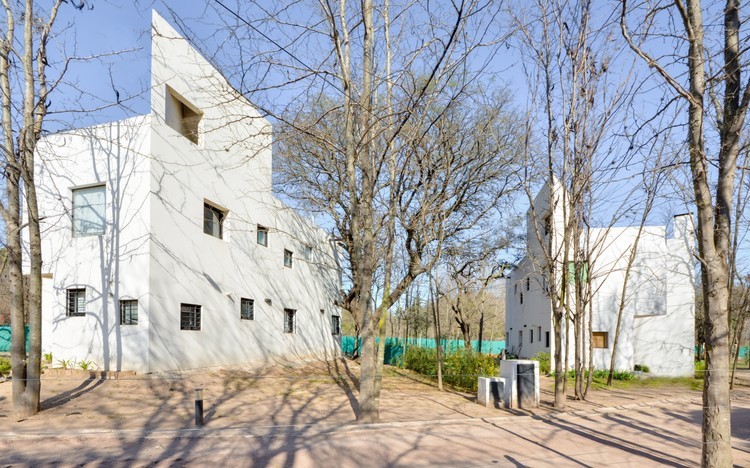 阿根廷相思树森林中的简约住宅群-2