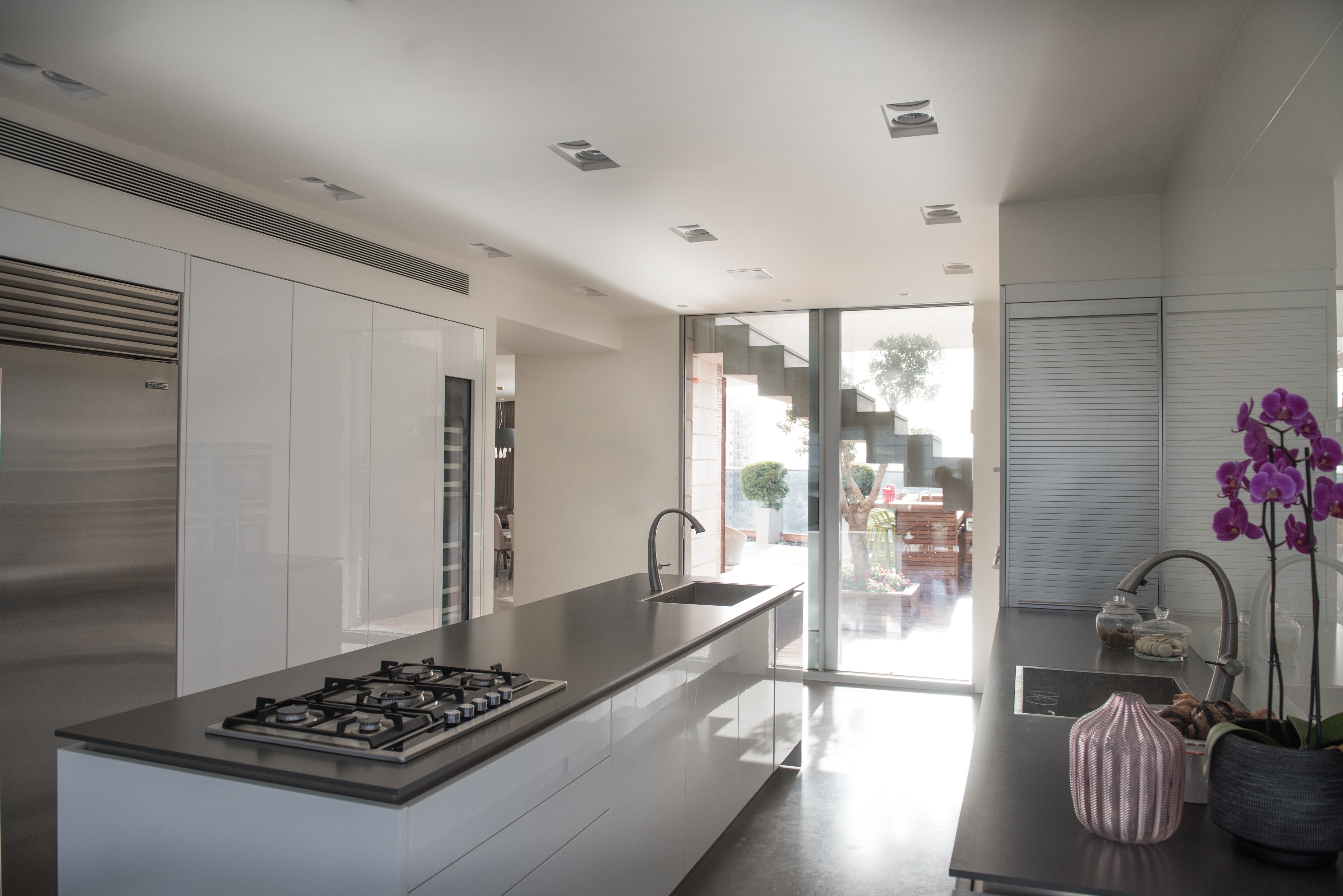 特拉维夫五角大楼顶层公寓 - 色彩斑斓的现代家庭空间-11