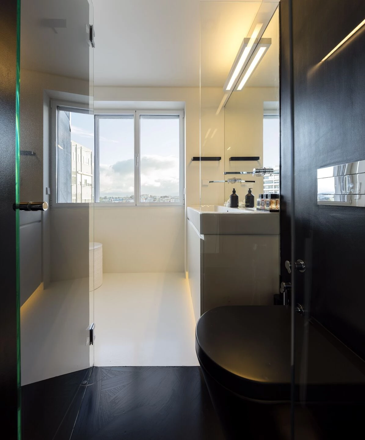 里斯本顶层公寓,白色简约风营造明亮空间-31