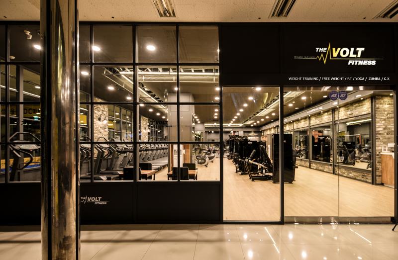 极简黑白色调的 157 平米健身中心设计-2