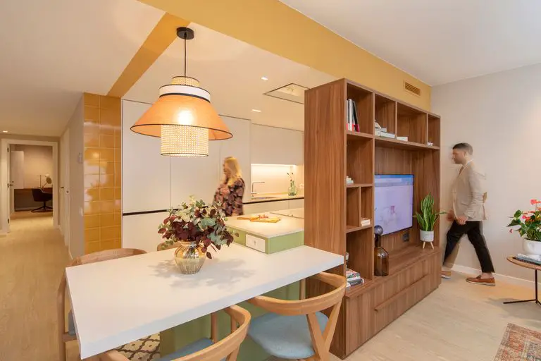 旋转家具打造开放式厨房,绿色与陶土色彩的巧妙运用-4