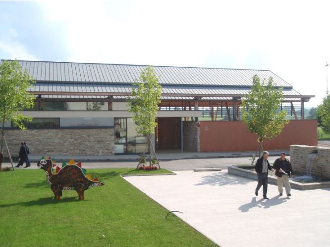 建设多功能社区大厅及市政广场和场地改造丨法国-2