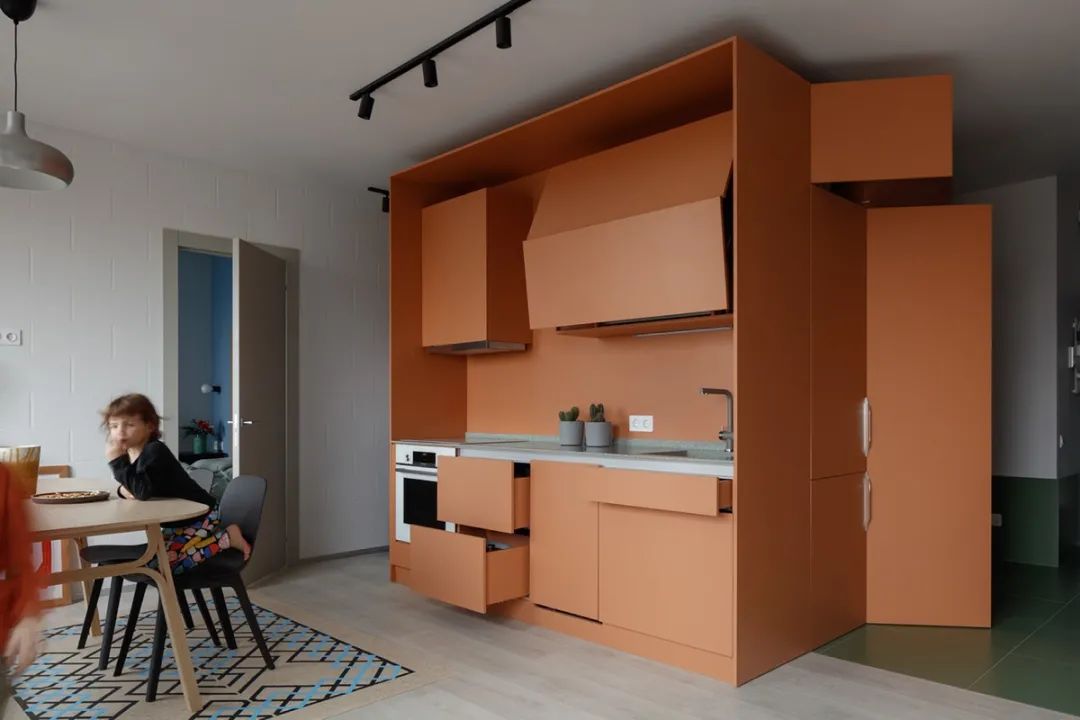 蓝橙碰撞的四口之家丨DVEKATI 设计团队-13