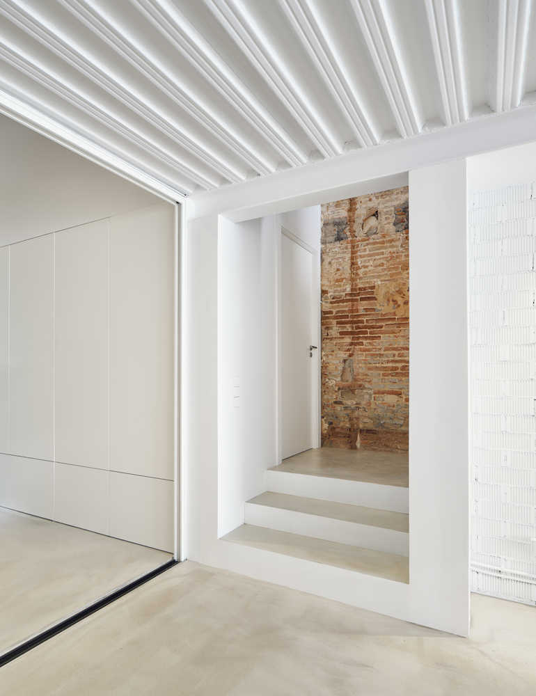 巴塞罗那废旧厂房变舒适住宅-42