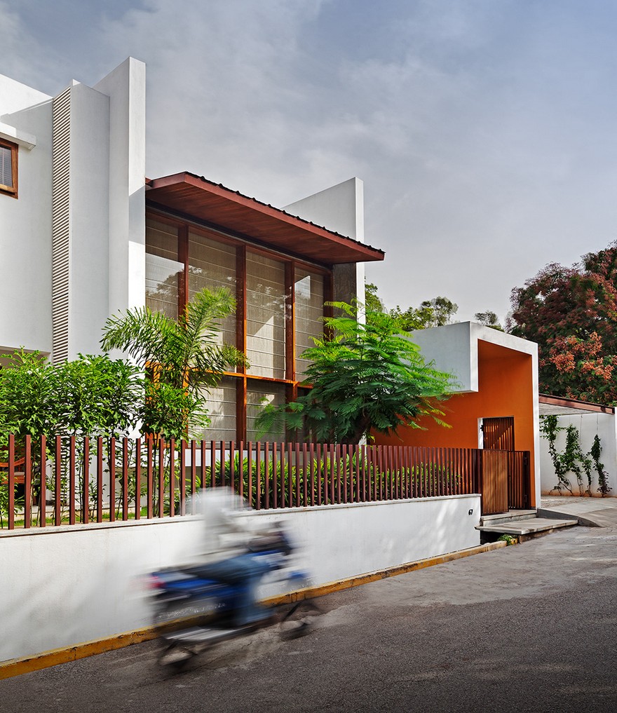 This Bangalore House Featuring Mid-Century Classics Furniture and Contemporary Art-6