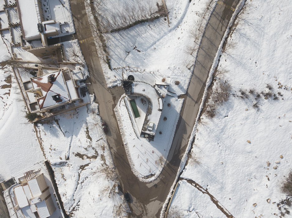 雪上度假胜地中的曲线住宅-48