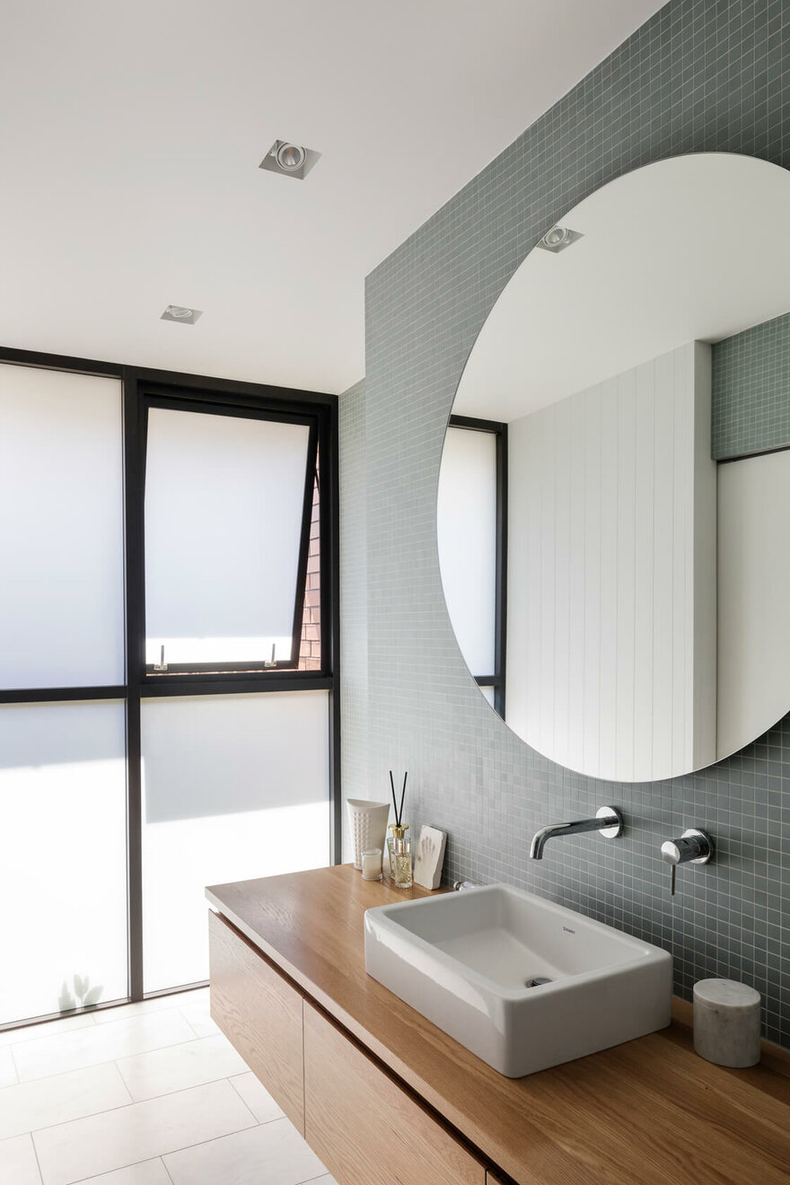 砖墙围合的中央泳池庭院屋-23