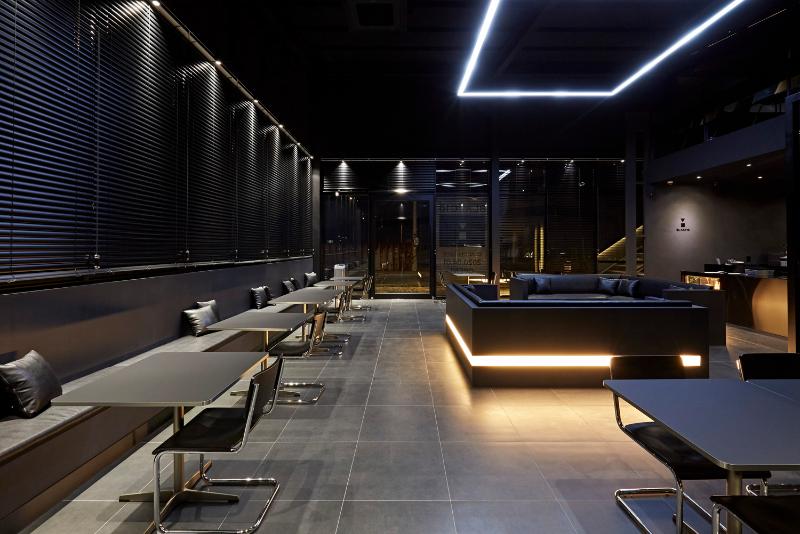 点亮 45 平咖啡店的黑色空间-9