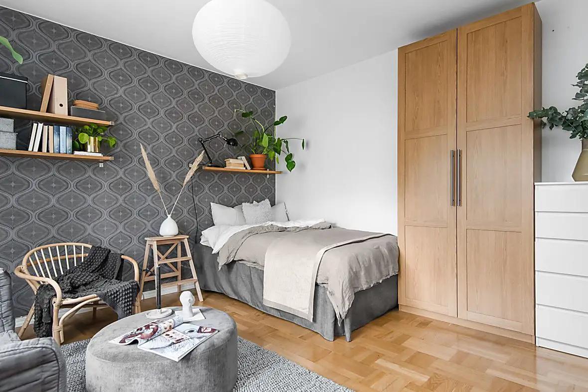 28 平米灰色系公寓，用图案壁纸与藤编家具营造温馨时尚空间-5