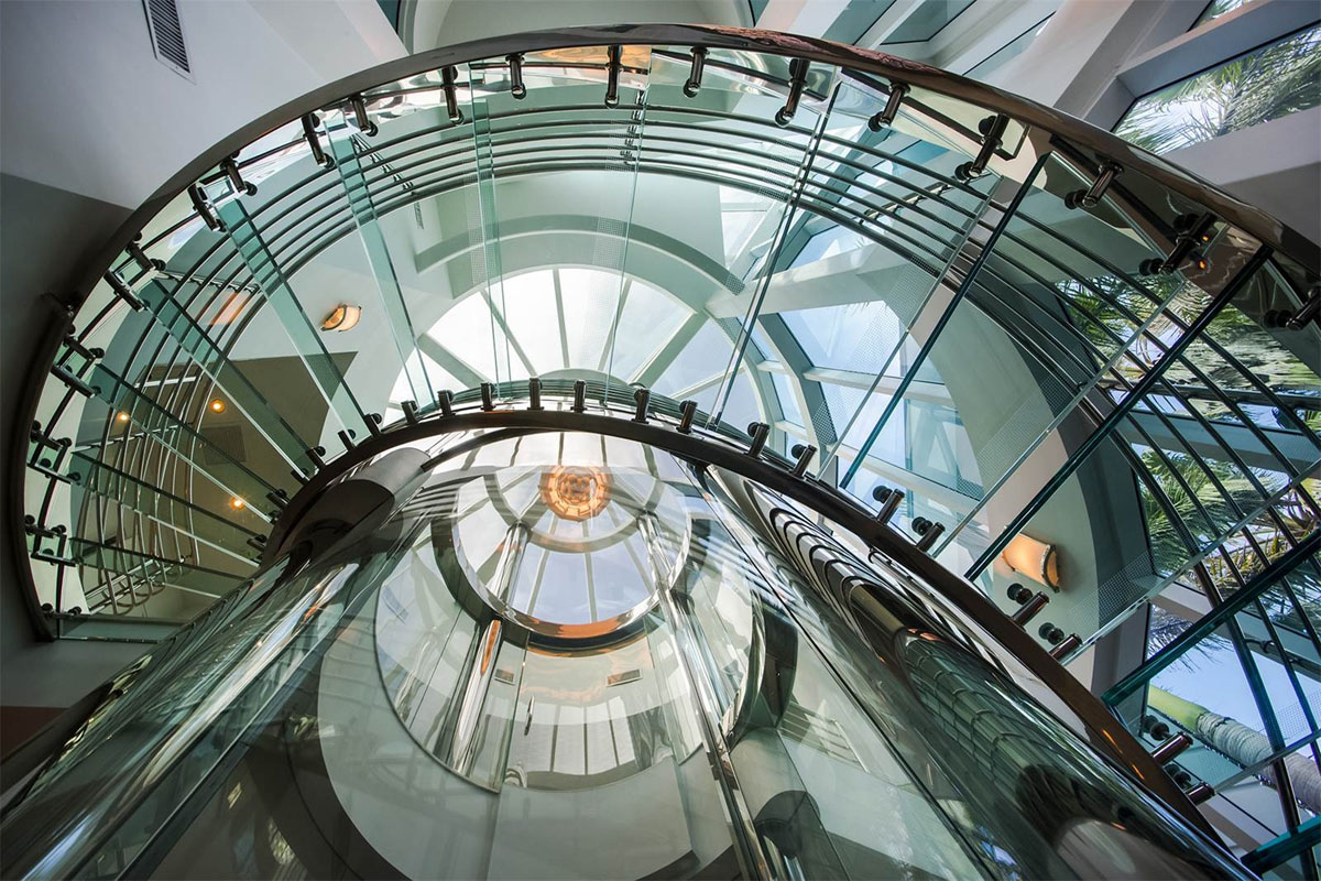 佛罗里达海滨带玻璃电梯和楼梯的豪华住宅丨乌拉圭佛罗里达丨建筑师迈克尔·戴德莫尔-1