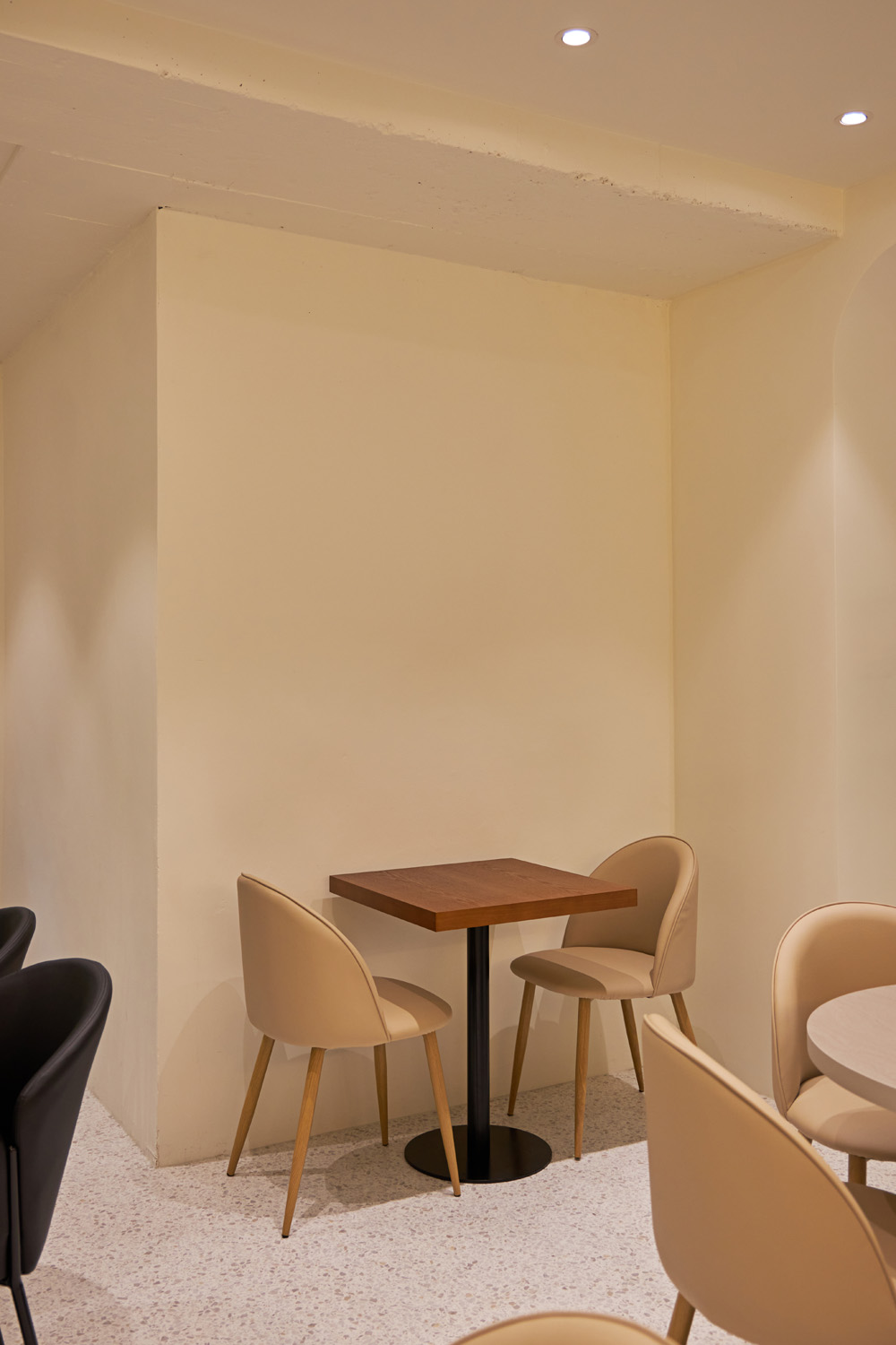 白色与木色交融，34 平米咖啡厅的极简设计魅力-13