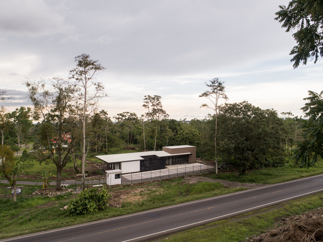 热带雨林中的悬浮平台 · UPL Operation Center-11