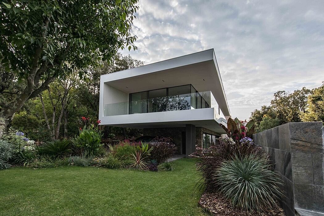 CML 的 House · 法国南部的悬浮式现代住宅丨法国蒙彼利埃丨Brengues Le Pavec-1