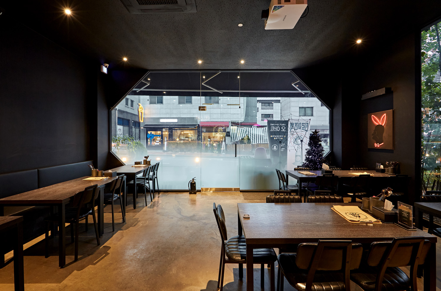 黑色乡村风格的 16 平米小酒馆设计-10