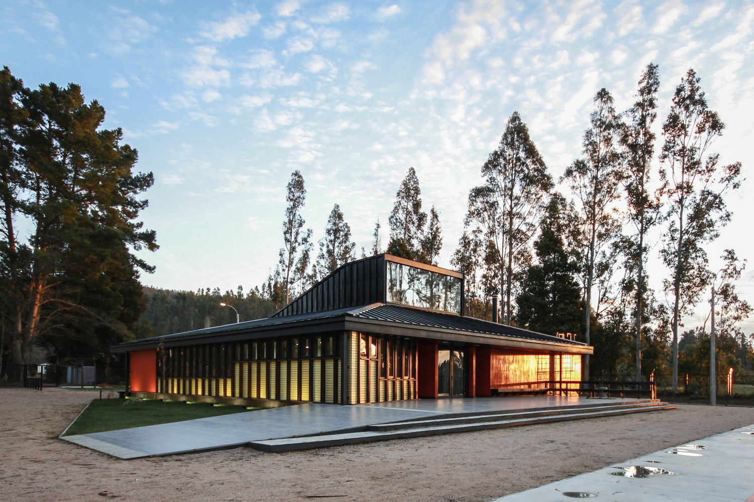 智利 Melirrehue 乡村学校 · 多功能中央庭院设计-14