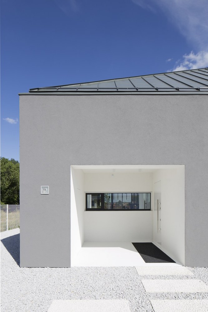 波兰南部森林中的现代简约住宅-17