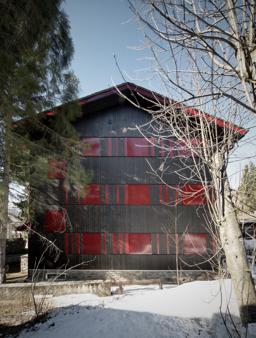 意大利"红窗"公寓，独特木构造室内空间-9