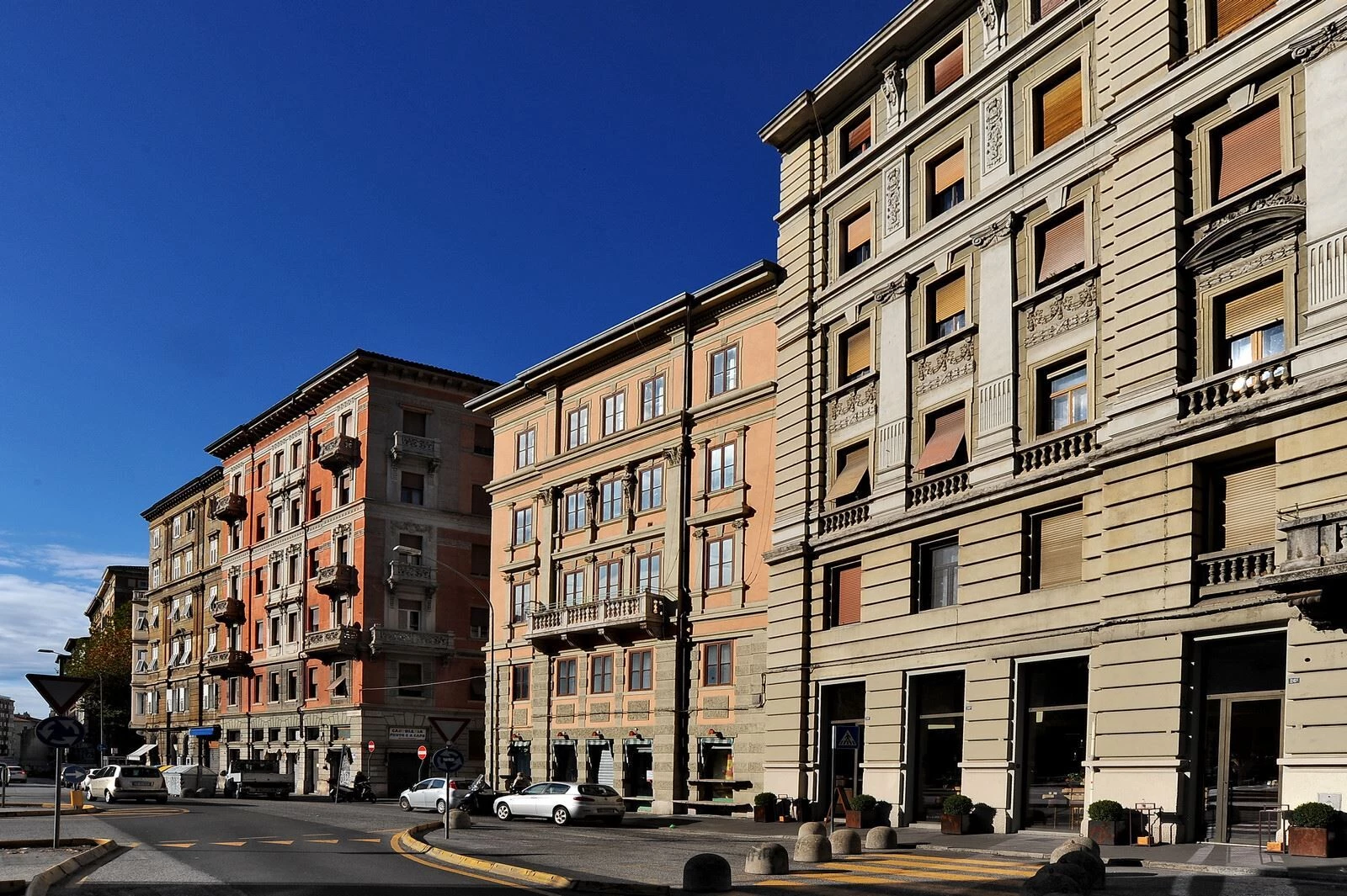 意大利热面包店的动感空间设计丨意大利的里雅斯特-38