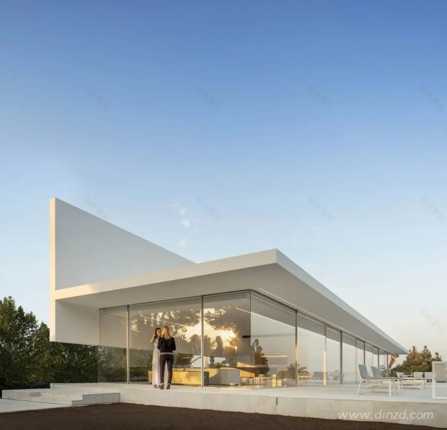 白色极简,融入自然的住宅设计-120