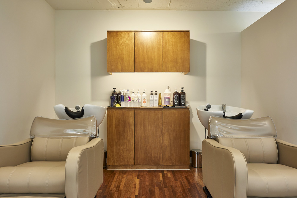 27 平米现代美容院，极简白色与温暖木调的精致空间-11