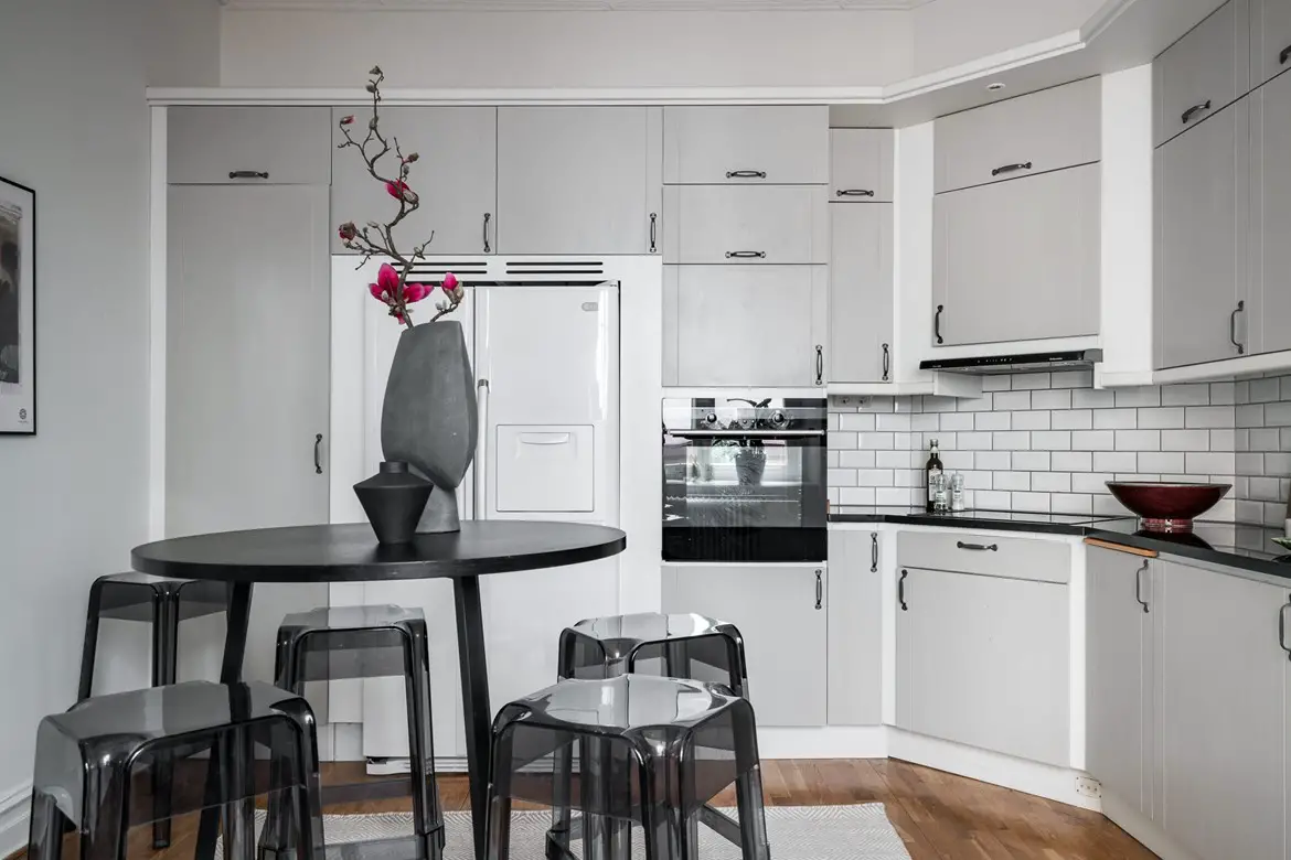 19 世纪瑞典公寓的柔和对比设计-15