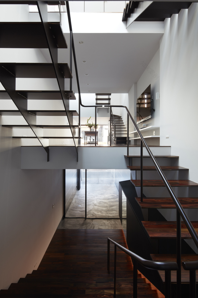 大阪 Minami-Tanabe 住宅 | 室内景观与不锈钢窗帘的巧妙融合-18