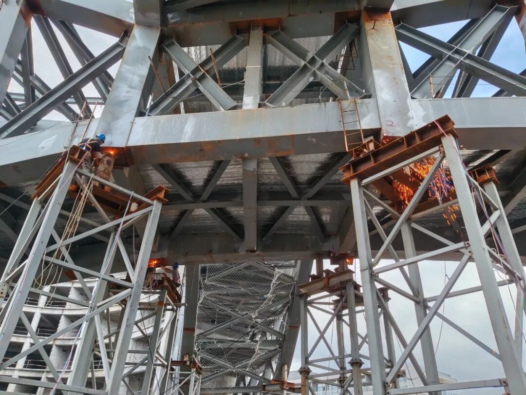 三亚新地标“莫比乌斯环”地标连廊卸载收官！-44