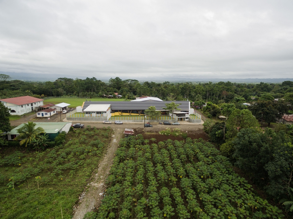 哥斯达黎加偏远公立学校 | 多彩环保的木构建筑-33