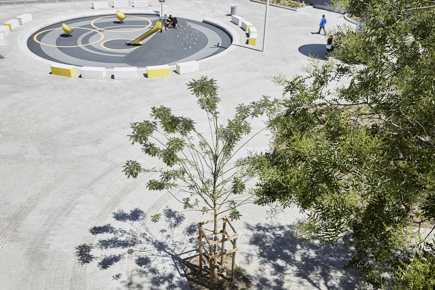 法国 Mantes-la-Jolie 市 Henri Dunant 广场改造，实现行人友好与城市融合-6