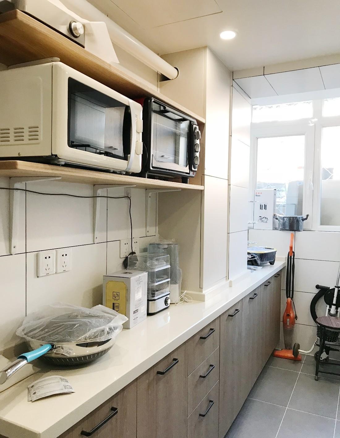 绿色皮质沙发打造小空间客厅，金属质感吊灯烘托餐厅气氛-32