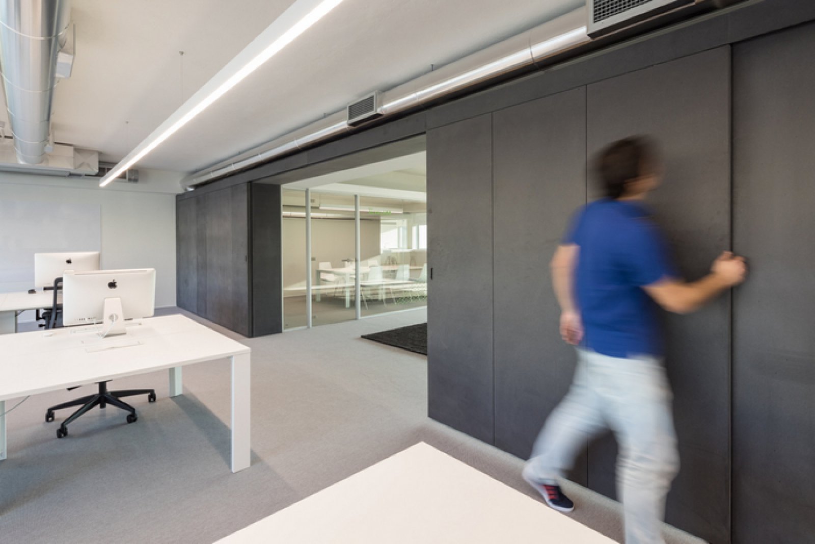 葡萄牙里斯本现代水泥风办公空间-11