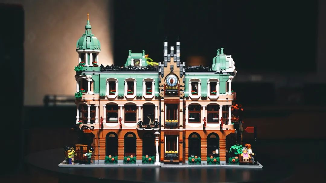 【精彩MOC欣赏】三套乐高街景10297组成的超级转角精品酒店——《皇家花园酒店》-15