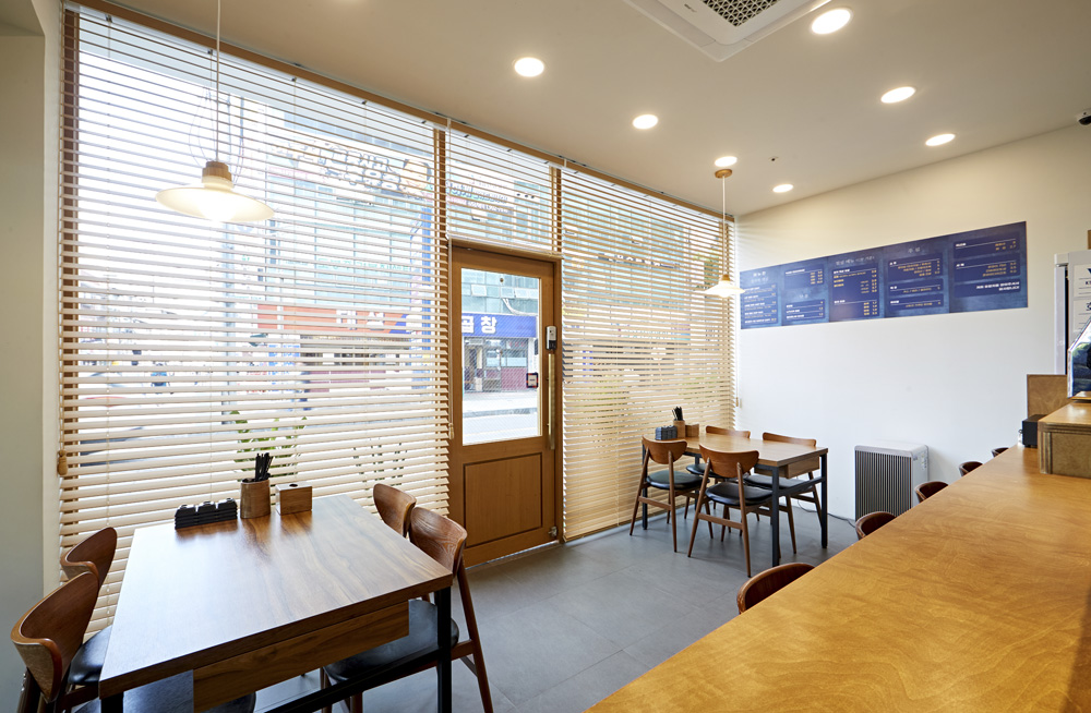 10 坪极简主义烤鱼店，品味温馨与时尚-9