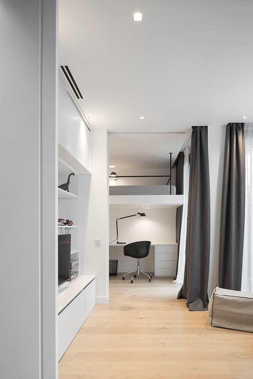 A Barcelona Penthouse Grounded in Natural Light and Black Accents-16