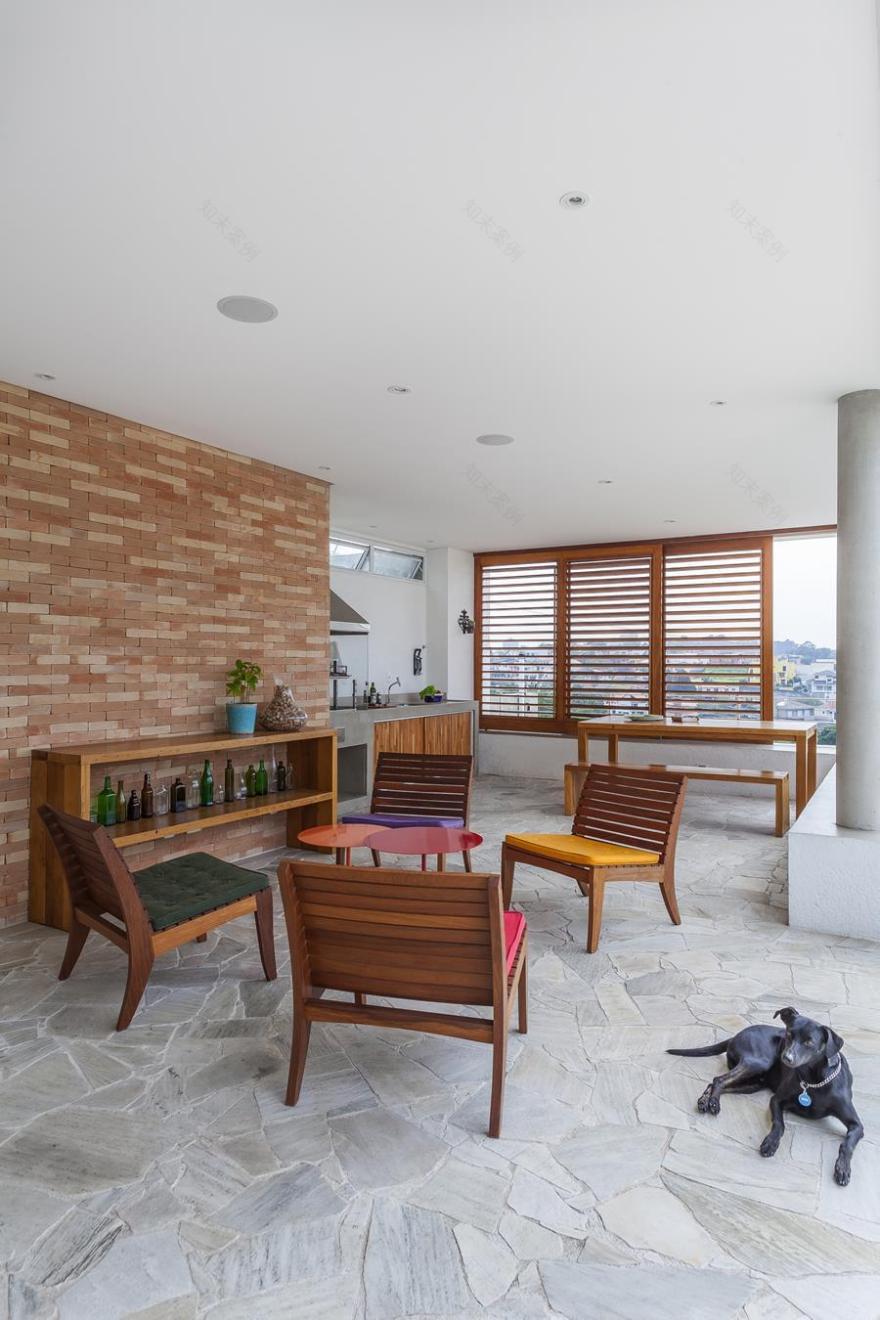 巴西梯形地块上的现代住宅设计-15