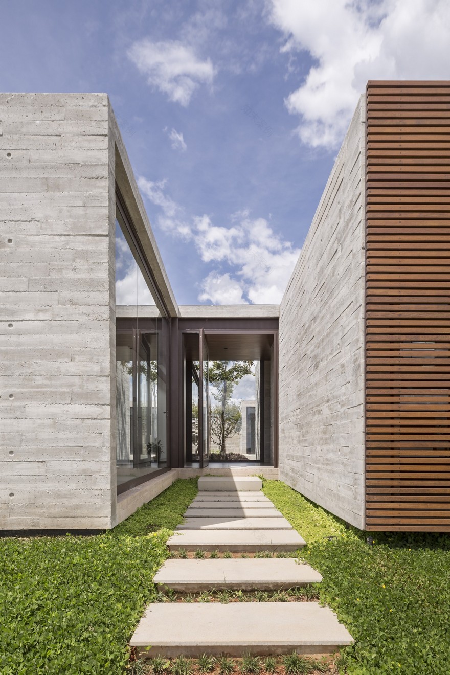 One Level Concrete House Providing Spaces for Leisure and Socializing-9