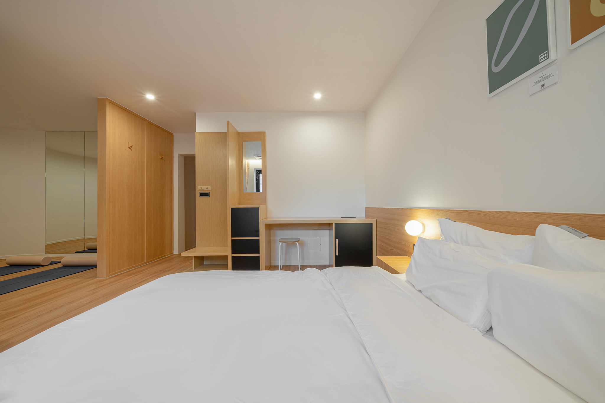 白色与木质，打造 21 间客房的极简酒店-6