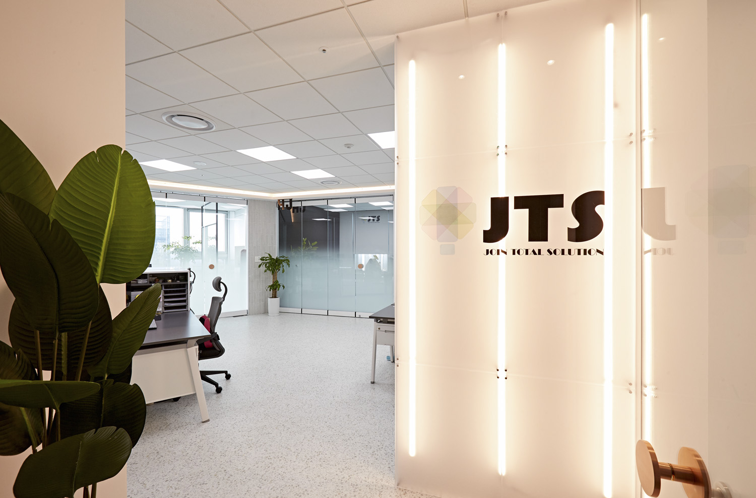 "34 平米水族公司办公室，极简舒适的室内设计"-2