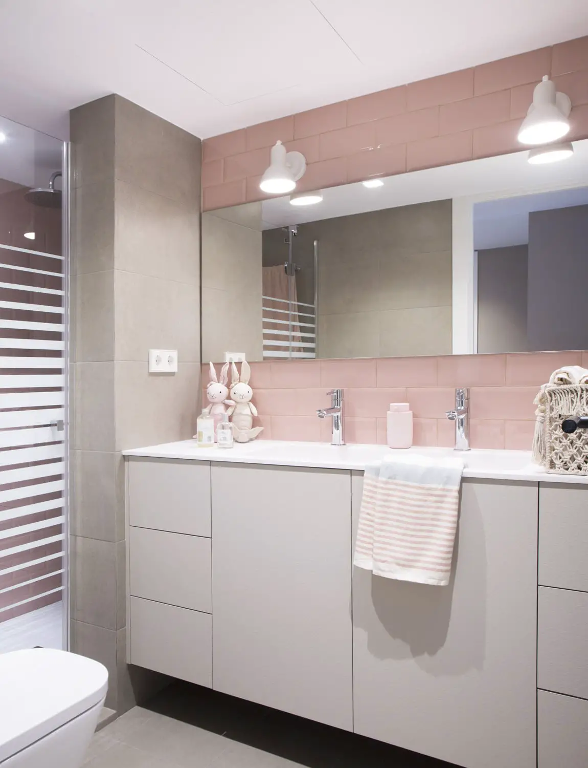 黑沙风格装点巴塞罗那家庭公寓-19