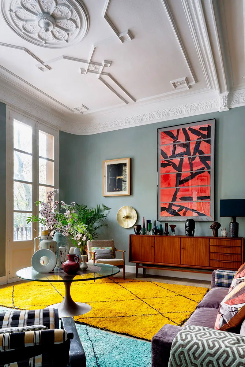 巴塞罗那现代主义建筑中小公寓的鲜艳设计-2