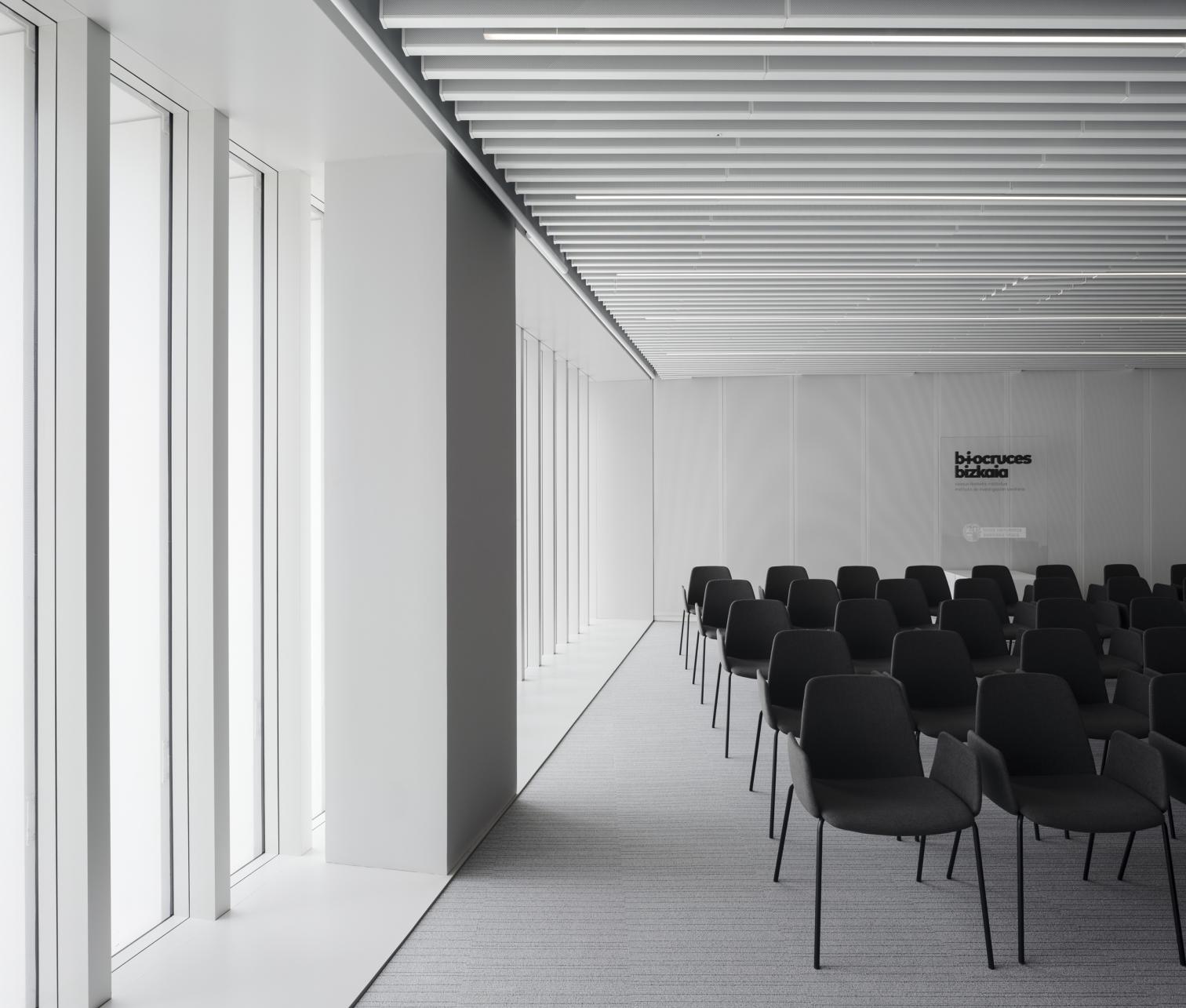 白色网格立面的新医疗建筑 | Idom 的生物十字学院设计-14