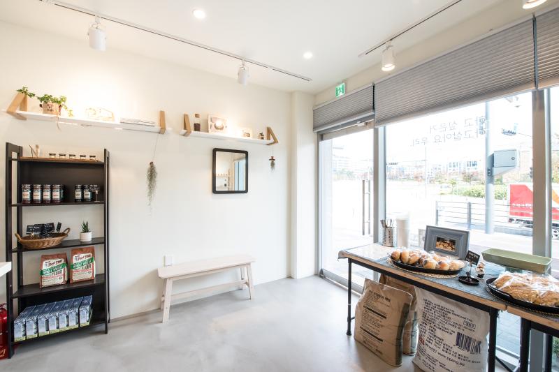 11 坪小巧烘焙店，灯光设计成焦点-6