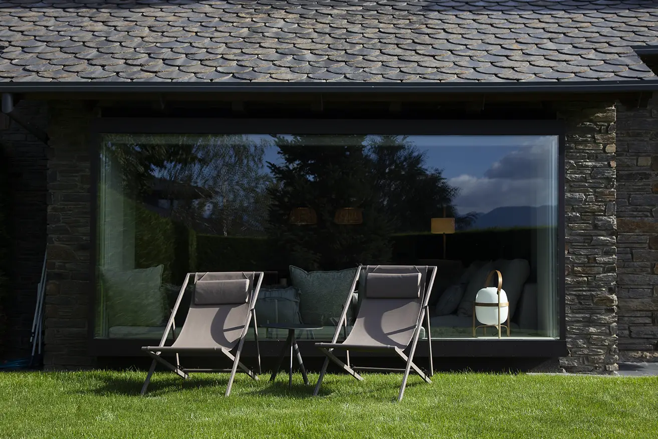 西班牙 Pyrenees 家庭避难所 | 灰色调与自然元素的完美结合-15