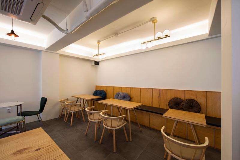 20 平极简咖啡厅，木质与白色的无压空间-7