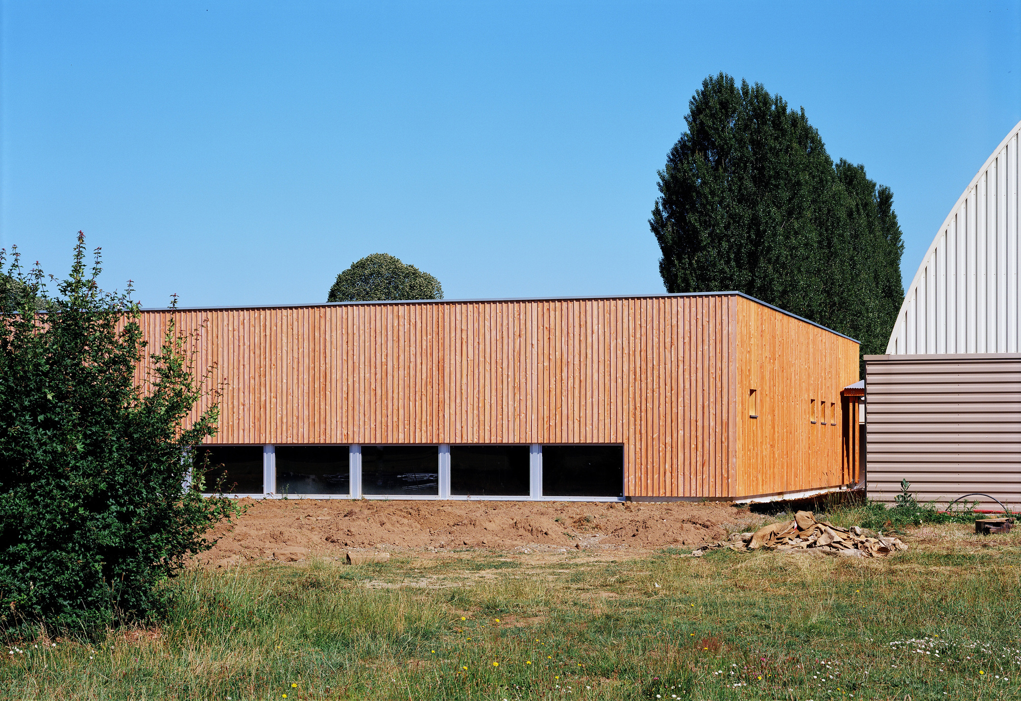 Sonzay’s Sports Dojo / Bauchet de La Bouvrie Architects-8