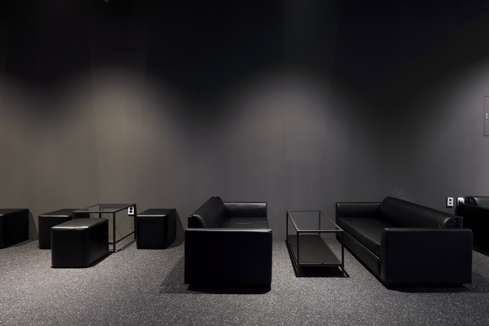 15 平米的极简黑色咖啡馆设计-9