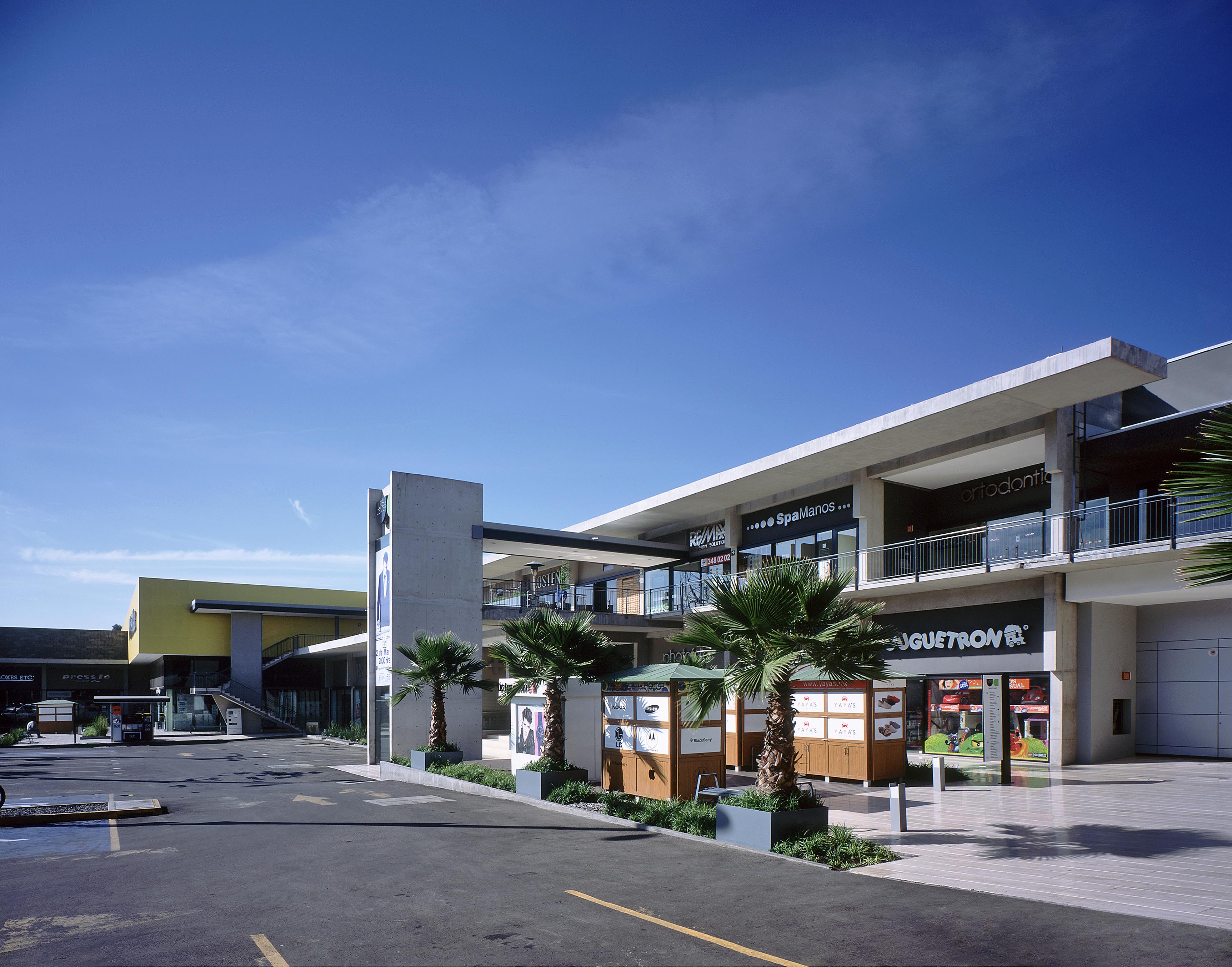 利用地形优势打造的商业中心-6